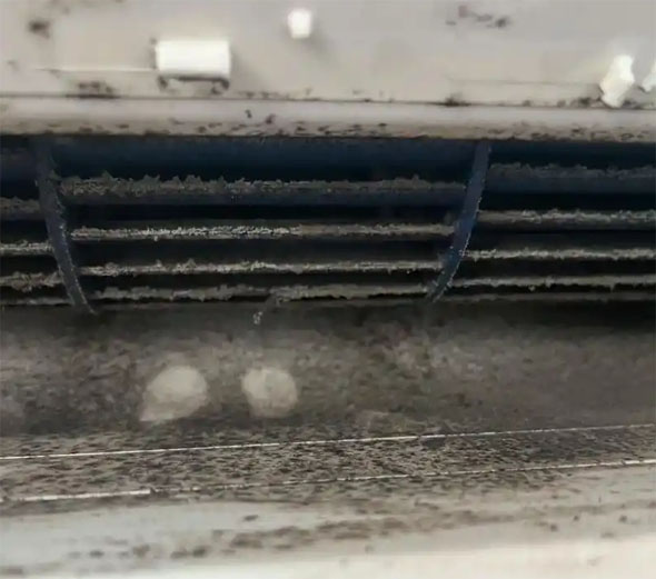 宝山空调吹的风有股烧焦味是怎么回事